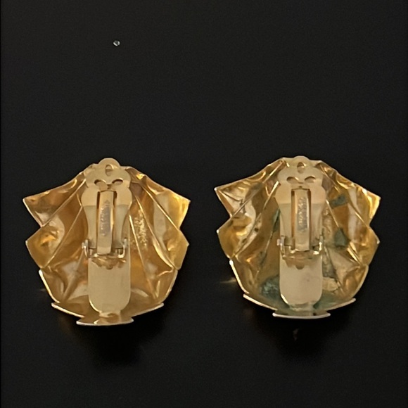 Y2K Givenchy Shiny Gold Plated Etched Abstract Runway Clip Earrings - Picture 15 of 15